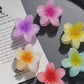 🌸🌼Beautiful Flower Hair Claw Clip – Elegant & Trendy! ✨🌸
‎