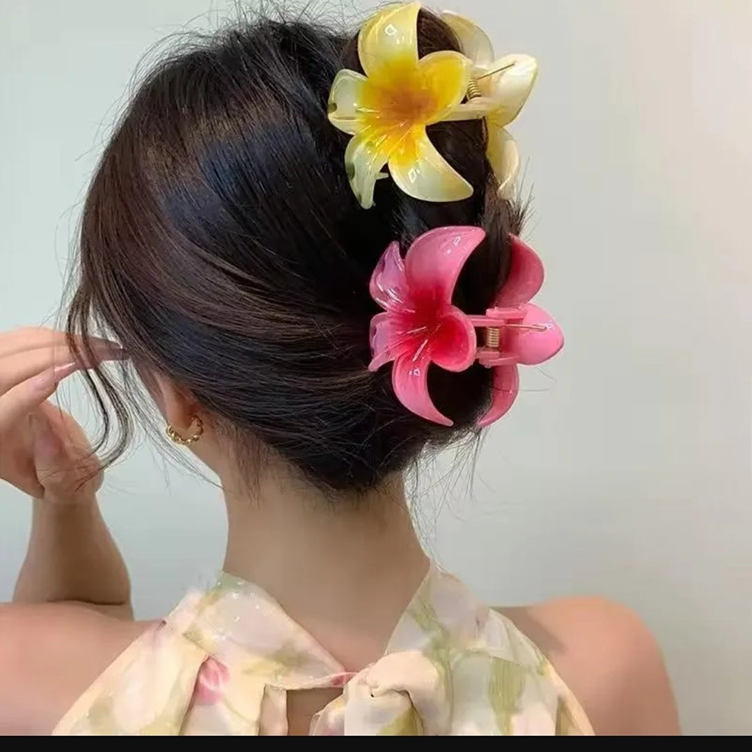 🌸🌼Beautiful Flower Hair Claw Clip – Elegant & Trendy! ✨🌸
‎