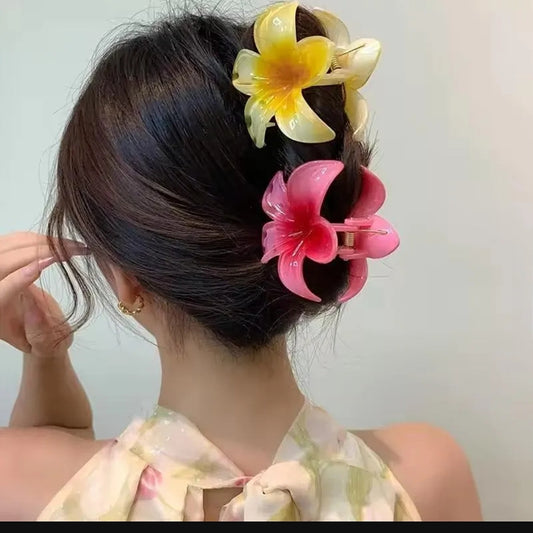 🌸🌼Beautiful Flower Hair Claw Clip – Elegant & Trendy! ✨🌸
‎